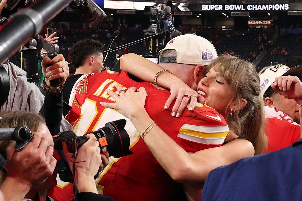 Taylor Hugs Travis for winning Super Bowl
