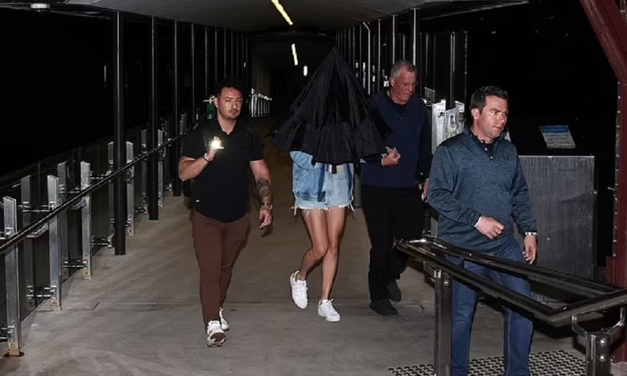 Taylor Swift and Dad leaving after Sydney Concert
