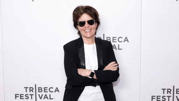 Veteran tech reporter Kara Swisher is putting together a team of investors to buy 'The Washington Post' from billionaire Jeff Bezos.