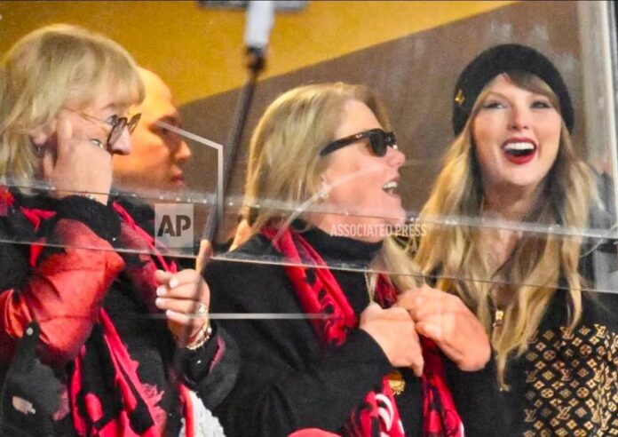 Taylor Swift and Mom Andrea and Donna Kelce