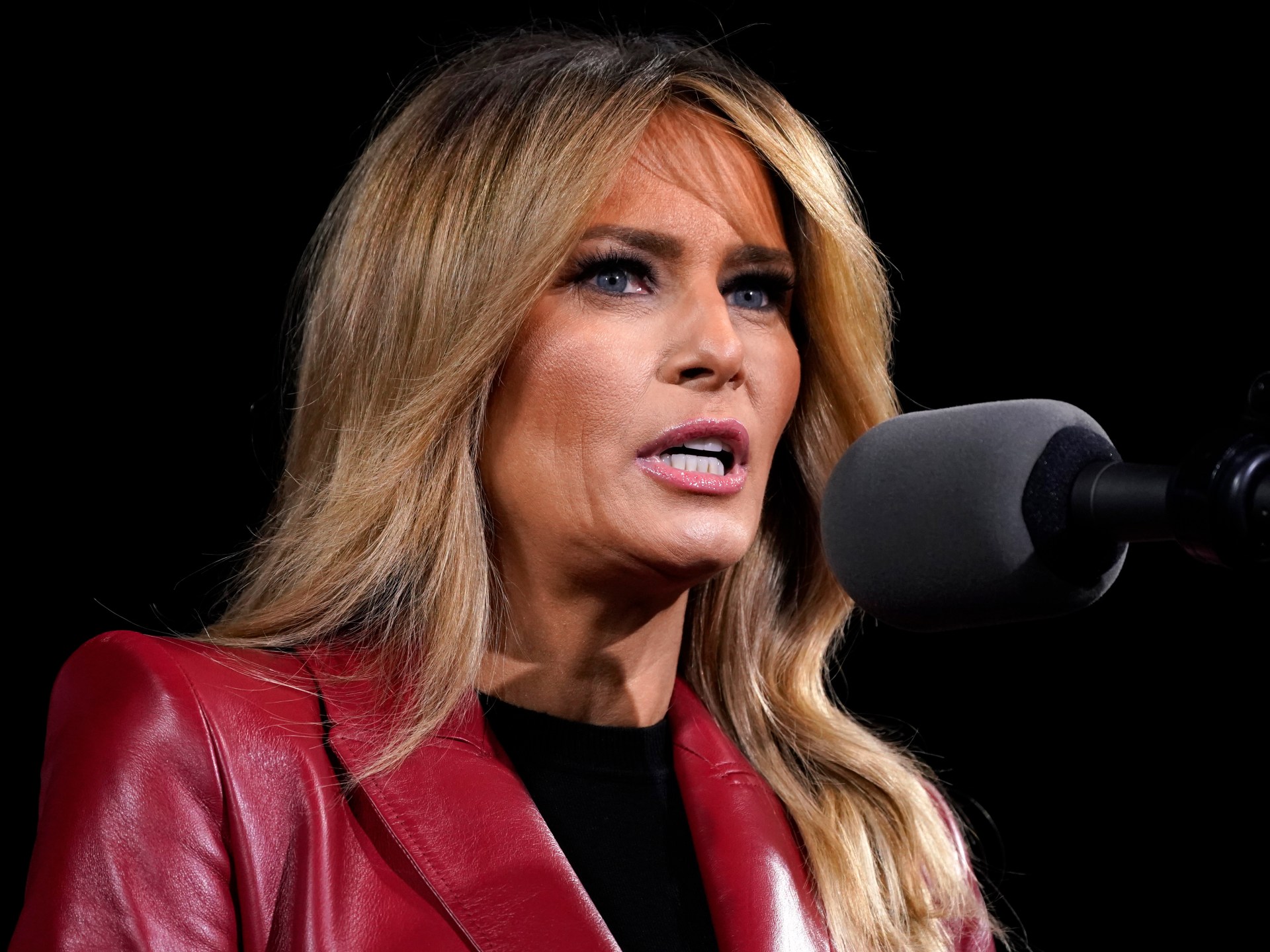 Donald Trump CAUGHT KISSING a Mysterious Woman at the Kennedy Center During the 2026 World Cup Draw — Furious Melania, Feeling Betrayed, RETALIATES by Exposing Trump’s SECRET DEAL Behind the “Fake” First-and-Last Ever FIFA Peace Prize