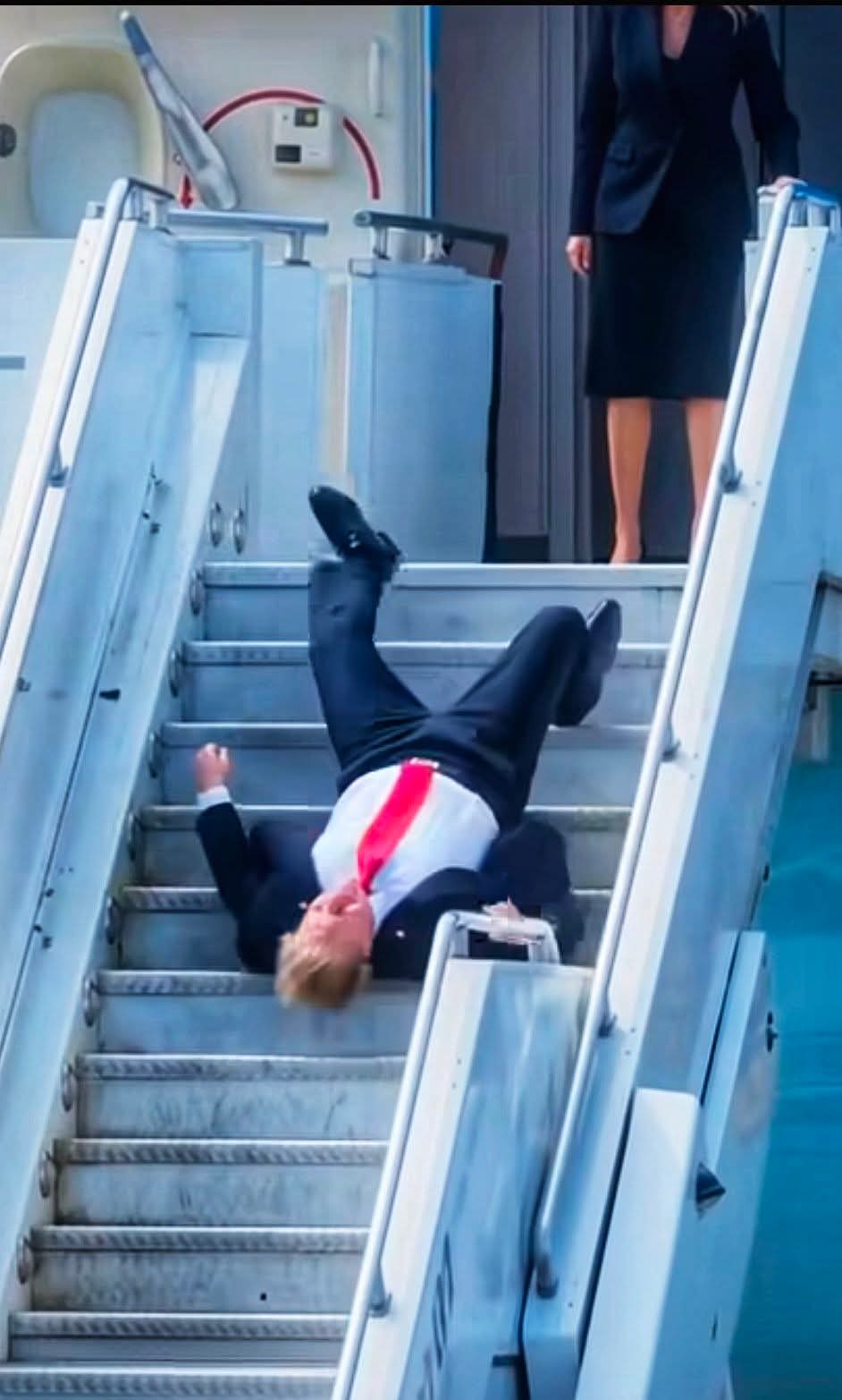 “HE HAS FALLEN!” — White House Doctor Breaks Silence After Trump Faints and Falls Boarding Air Force One, Raising Questions About His Condition, Sleep Episodes at Meetings, and Unusual Odor Complaints