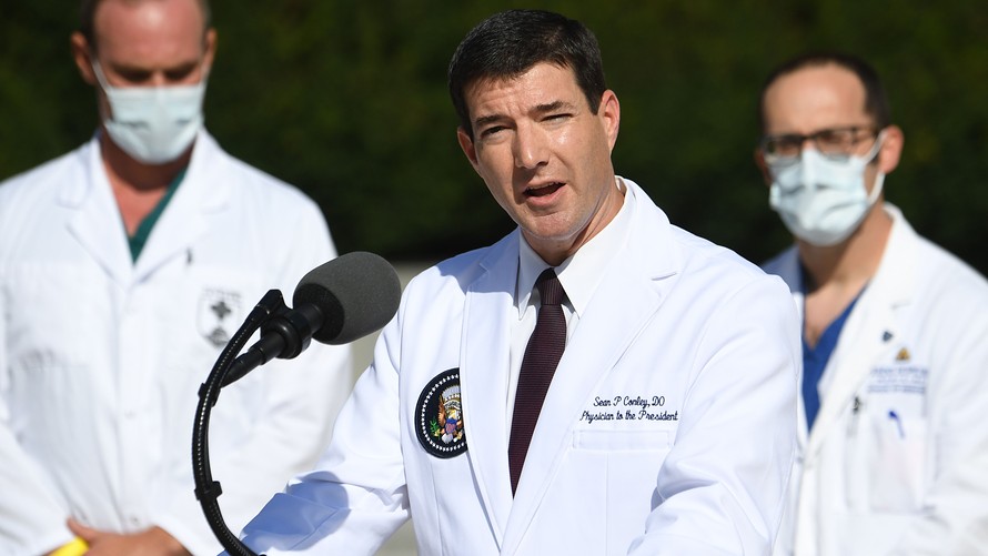 “HE HAS FALLEN!” — White House Doctor Breaks Silence After Trump Faints and Falls Boarding Air Force One, Raising Questions About His Condition, Sleep Episodes at Meetings, and Unusual Odor Complaints