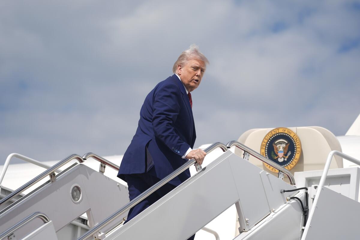 “HE HAS FALLEN!” — White House Doctor Breaks Silence After Trump Faints and Falls Boarding Air Force One, Raising Questions About His Condition, Sleep Episodes at Meetings, and Unusual Odor Complaints