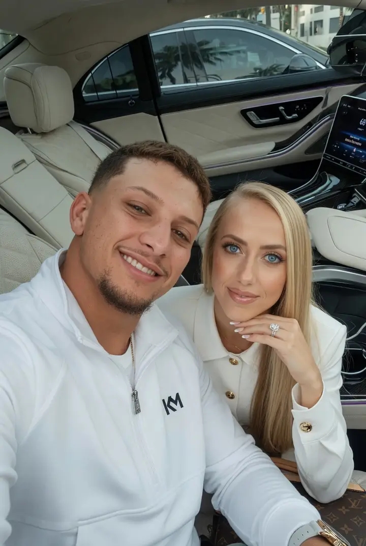 Patrick Mahomes once again proves he’s not just a legend on the field — he’s the happiest husband and father! ❤️ Captured in this sweet moment inside a luxurious car, the NFL superstar flashes his signature smile beside his stunning wife, Brittany Mahomes...